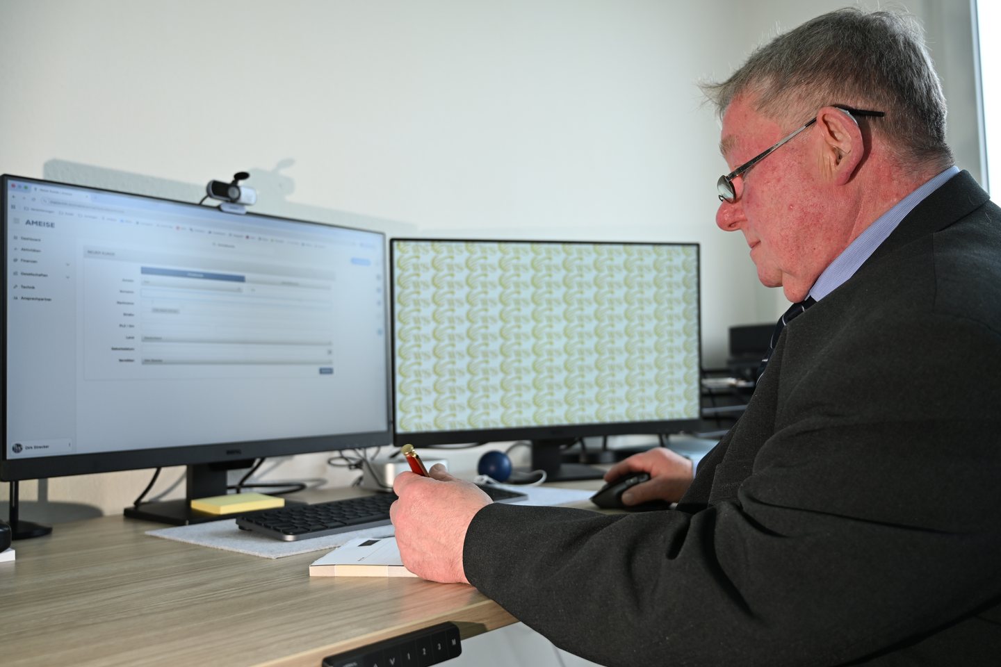 Werner Schnitzlein bei der sorgfältigen Analyse am Arbeitsplatz